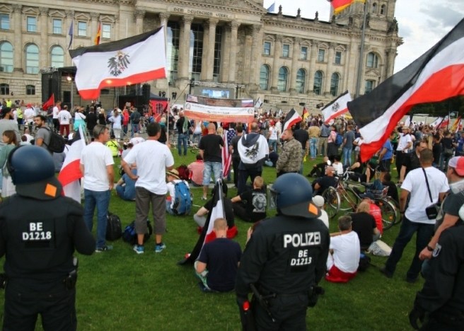 Reichsflaggen vor dem Deutschen Bundestag